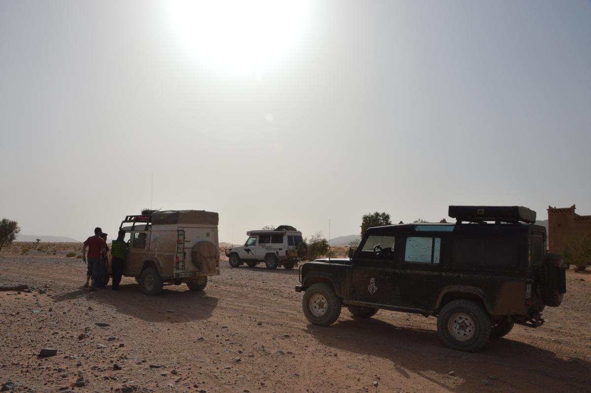 The French Landrovers caught up at Auberge Porte du Sahara